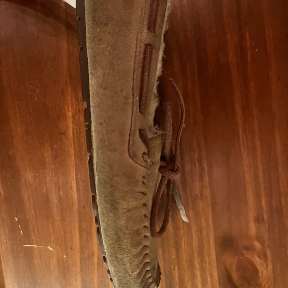 Uggs slippers size 8 - Picture 3 of 5